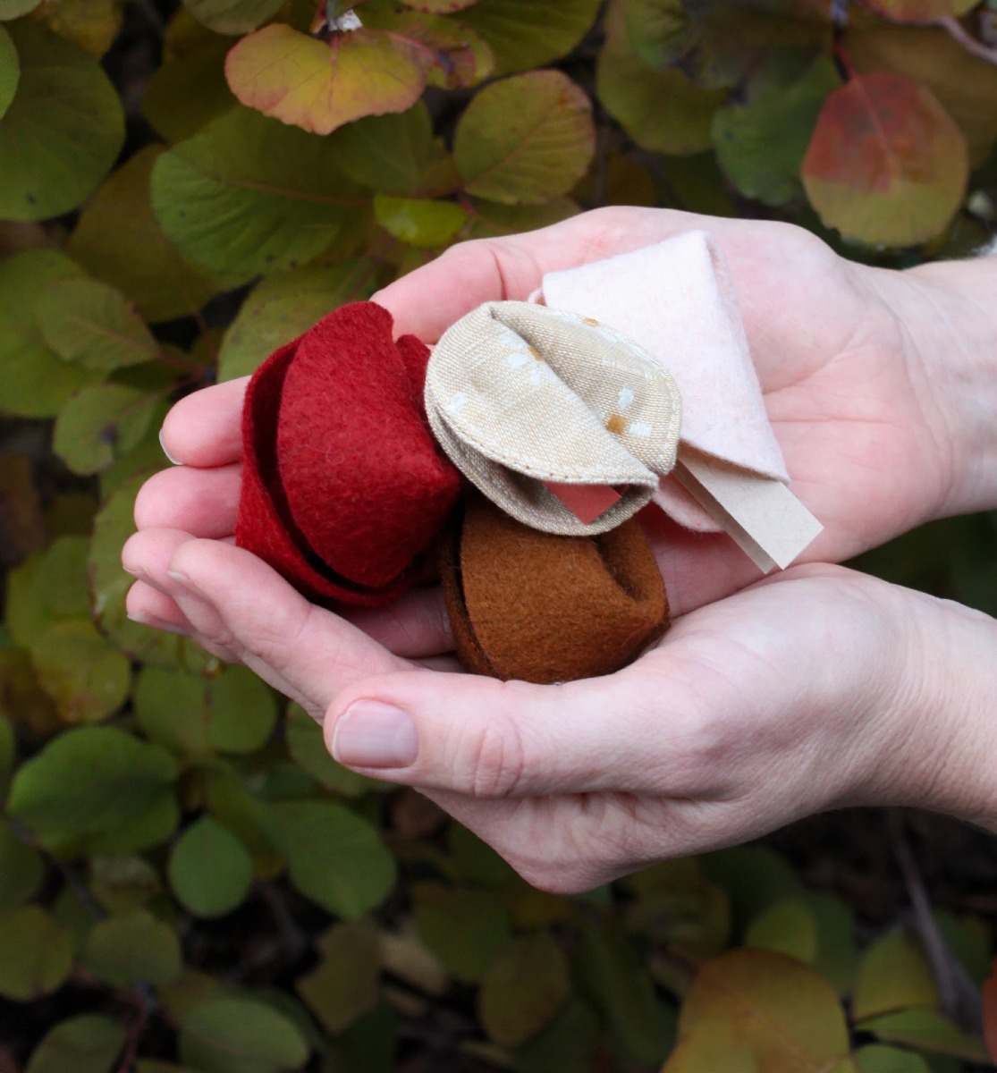 A handful of felt (and one fabric) fortune cookies.